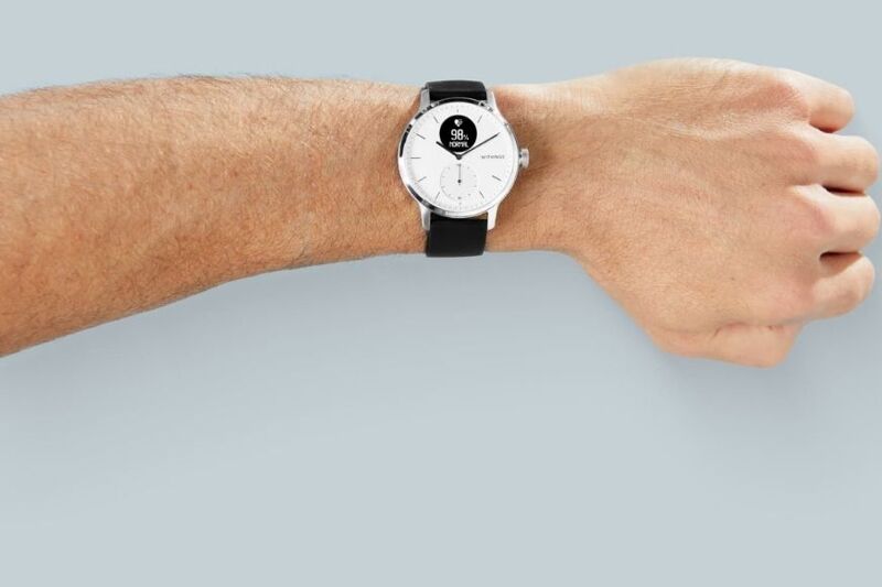Man sieht die analogen Zeiger der Withings Scanwatch